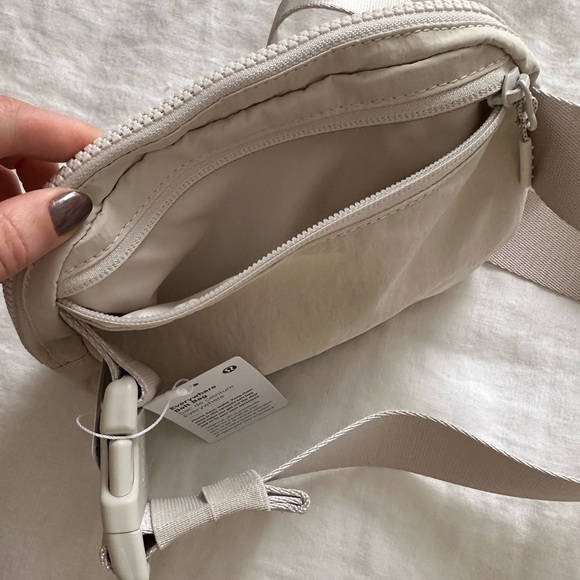 Lululemon Everywhere Belt Bag White Opal 1L brand new with tags - Picture 5 of 10